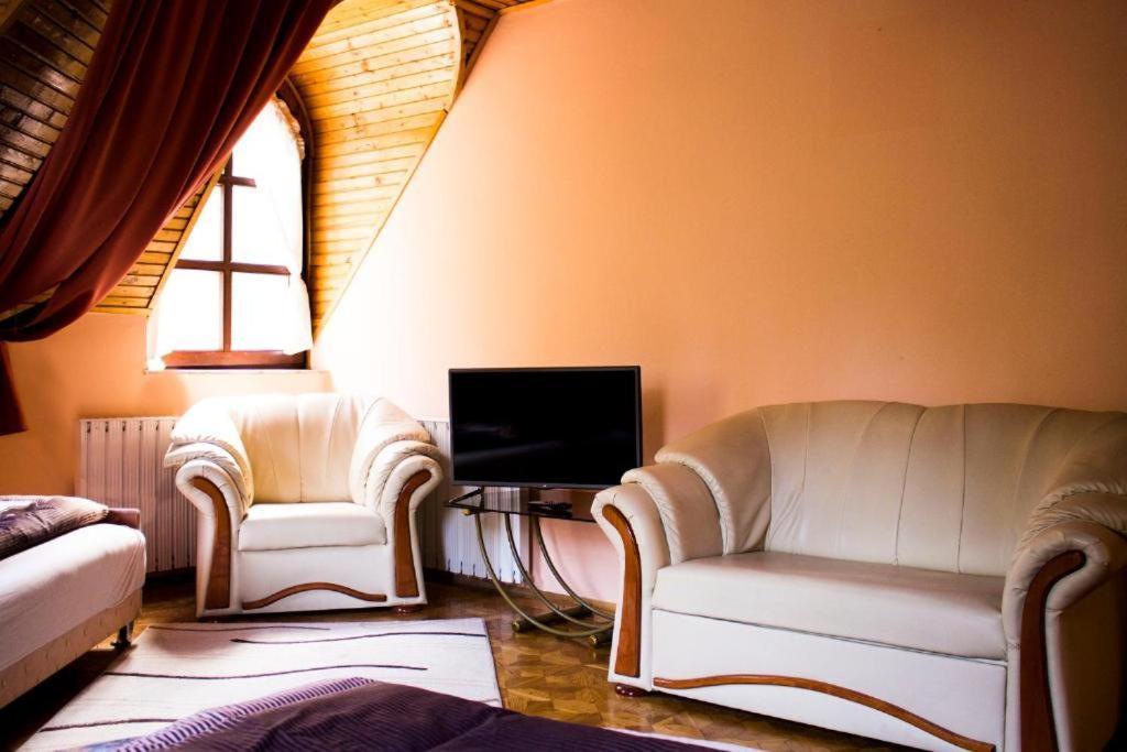 Brassoi Vendeghaz Hotel Miskolc Buitenkant foto